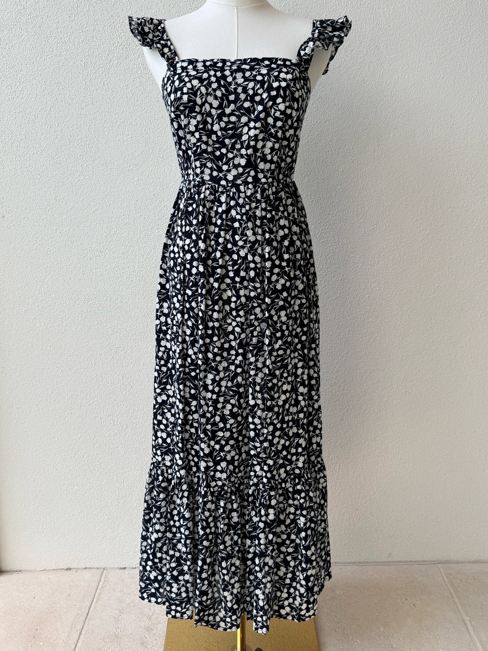 NWT RIXO Black and White Ruffled-Strap Maxi Dress, size 4